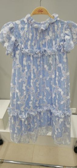 صورة فستان سماوي مع الكسرات الجميله من التل